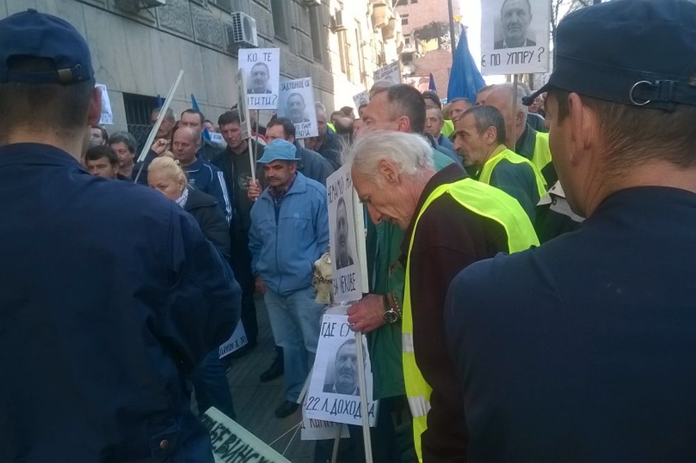 Hleb i ostatke hrane sakupljam u kontejneru jer nisam primio platu 22 meseca! (FOTO) (VIDEO)