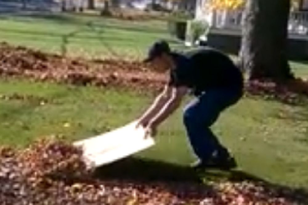 Jednostavno genijalno! Zgrabio je komad kartona i očas posla sredio sve! (VIDEO)