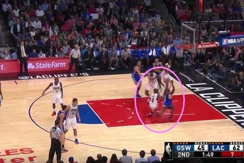 Slučajno ili namerno? Igrač Voriorsa dao koš u padu preko glave kojim je pokrenuo preokret! (VIDEO)