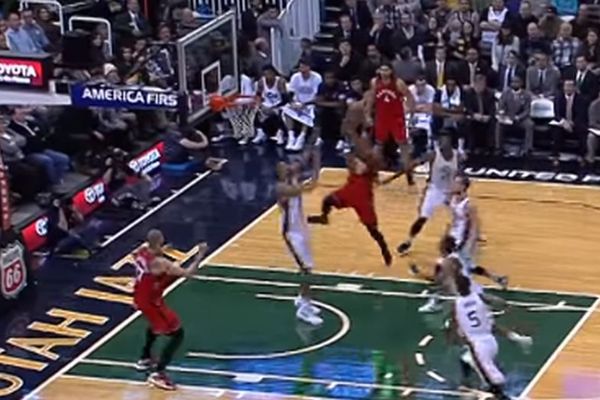 Igrač Toronta nas vratio u prošlost, prekopirao Danilovićevo zakucavanje preko Sabonisa! (VIDEO)