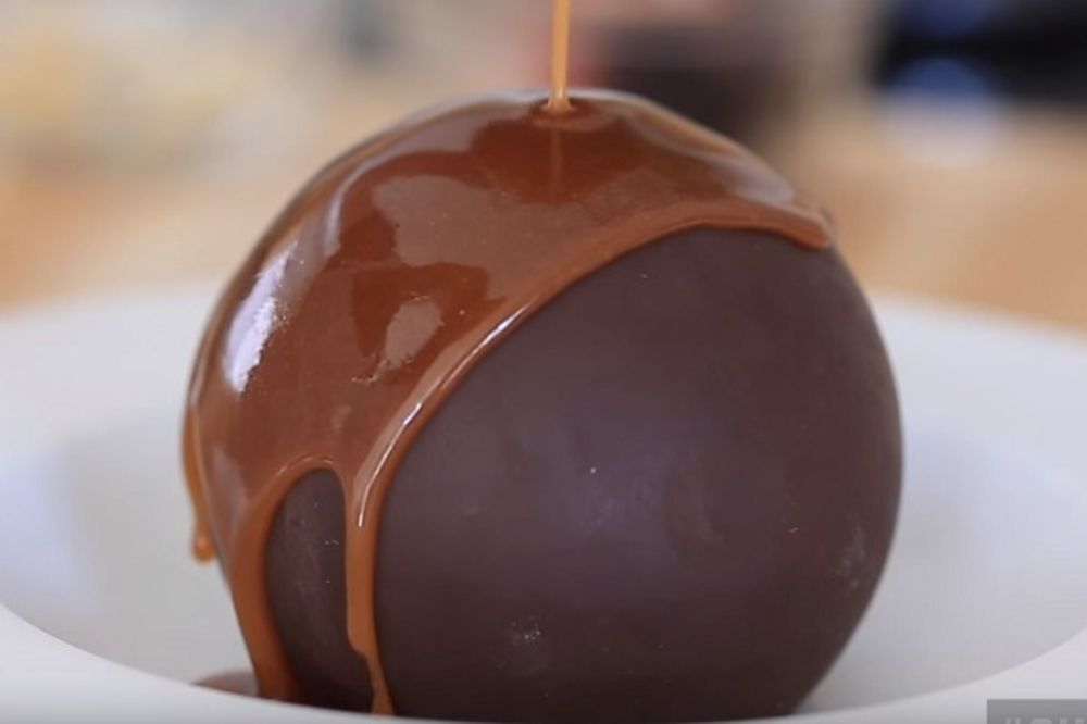 Oduševite goste super brzom kuglom od čokolade (RECEPT) (VIDEO)
