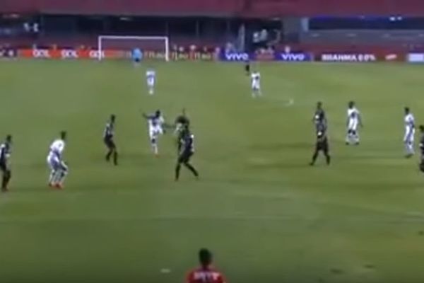 32 su mu godine, ali i dalje je majstor: Digao sam sebi loptu na volej, a onda bum! (VIDEO)