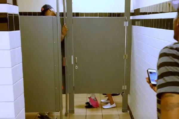 Brzi seks u toaletu privukao veliku pažnju prolaznika! I vas bi prevario 100% (VIDEO)