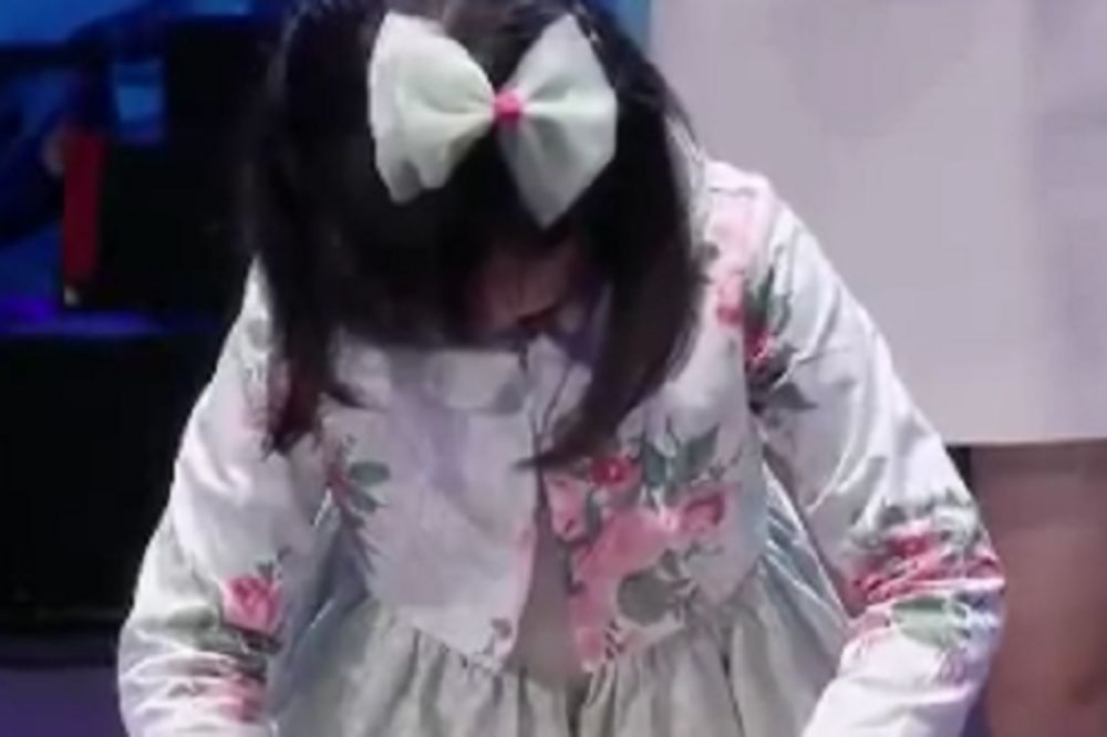 Ova devojčica dodirom uspavljuje najopasnije životinje! (VIDEO)