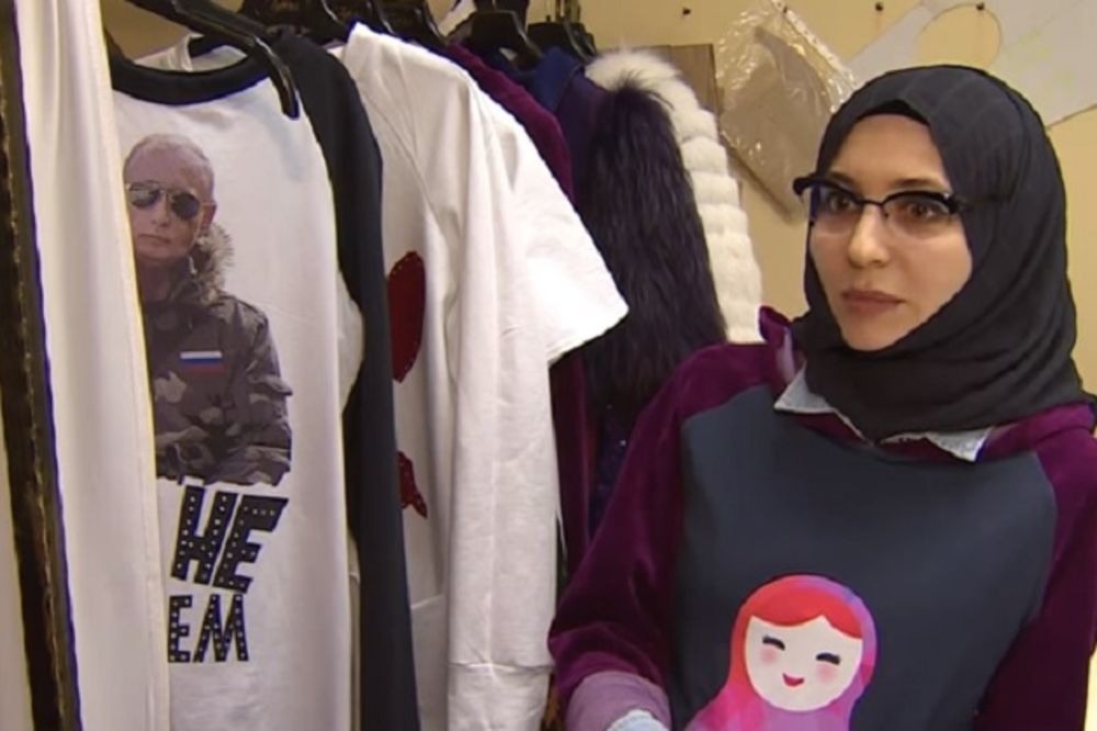 Putin stajl! Muslimanka toliko obožava Putina da pravi odeću sa njegovim likom! (VIDEO)