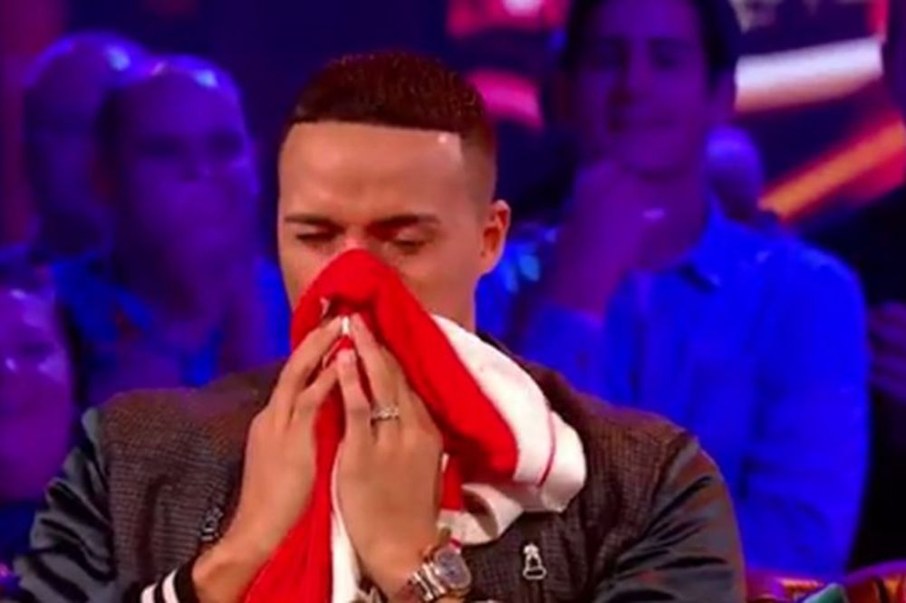 Neprijatelj broj 1 među navijačima Arsenala: Obrisao nos u dres koji je dobio na poklon od Vengera! (VIDEO)