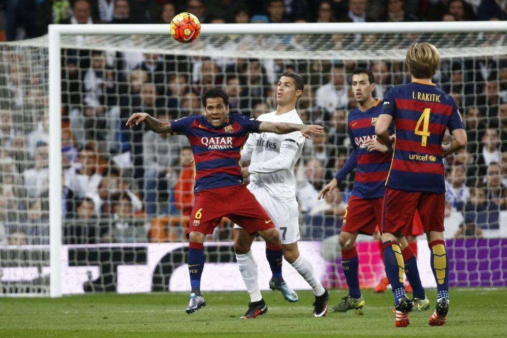 Sramotno ponašanje frustriranog Ronalda na El Klasiku: Podmuklo udario Alveša i to dva puta! (VIDEO)