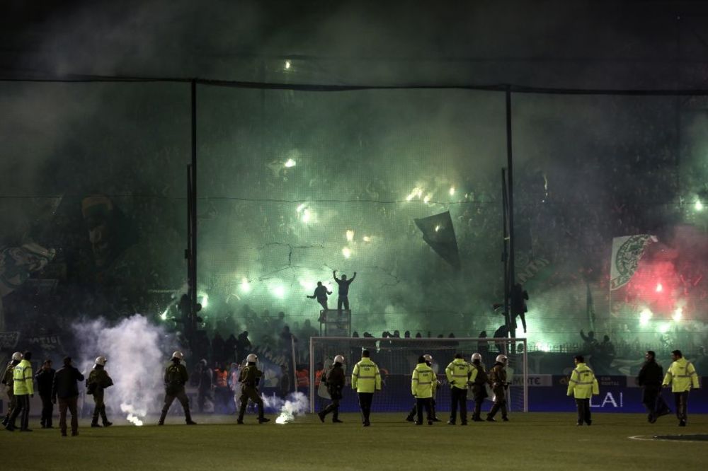 Neviđeni haos odložio atinski derbi: Scene divljanja huligana PAO-a koje će se pamtiti (FOTO) (VIDEO)