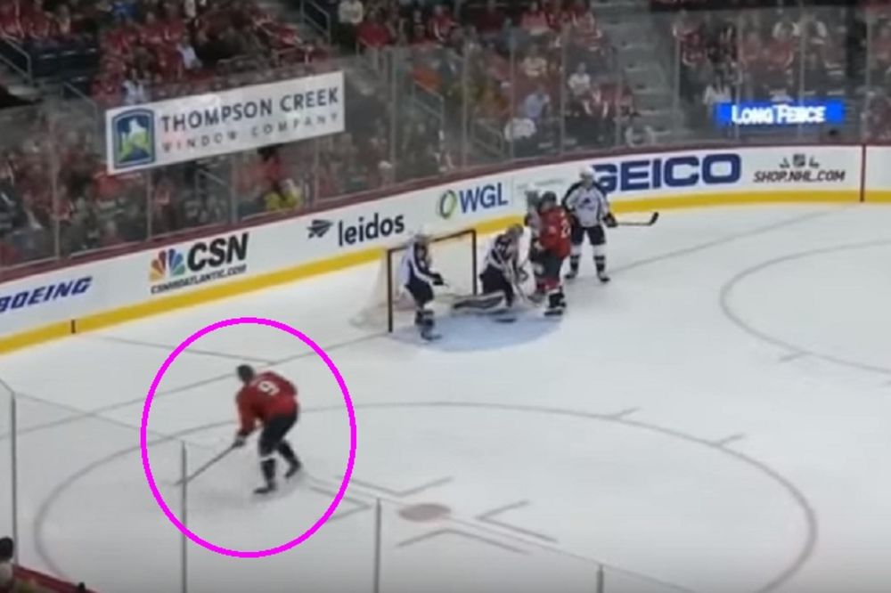 Bukvalno je sakrio pak od svih: Hokejaš mađioničarskim trikom prevario i saigrače i protivnike! (VIDEO)