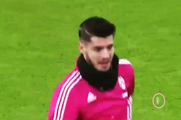 Nije baš uobičajeno da fudbaleri žongliraju sa žvakom i da je progutaju nakon toga! (VIDEO)