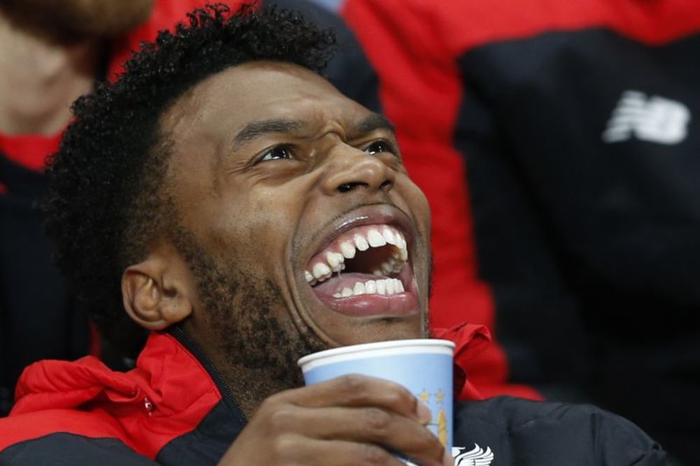 Urnebesno: Staridž van terena zato što je iščašio vilicu od smeha u Mančesteru! (FOTO)