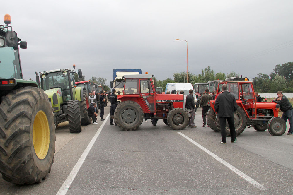 Dalje nećete moći: MUP ne da seljacima da protestuju traktorima u Beogradu!