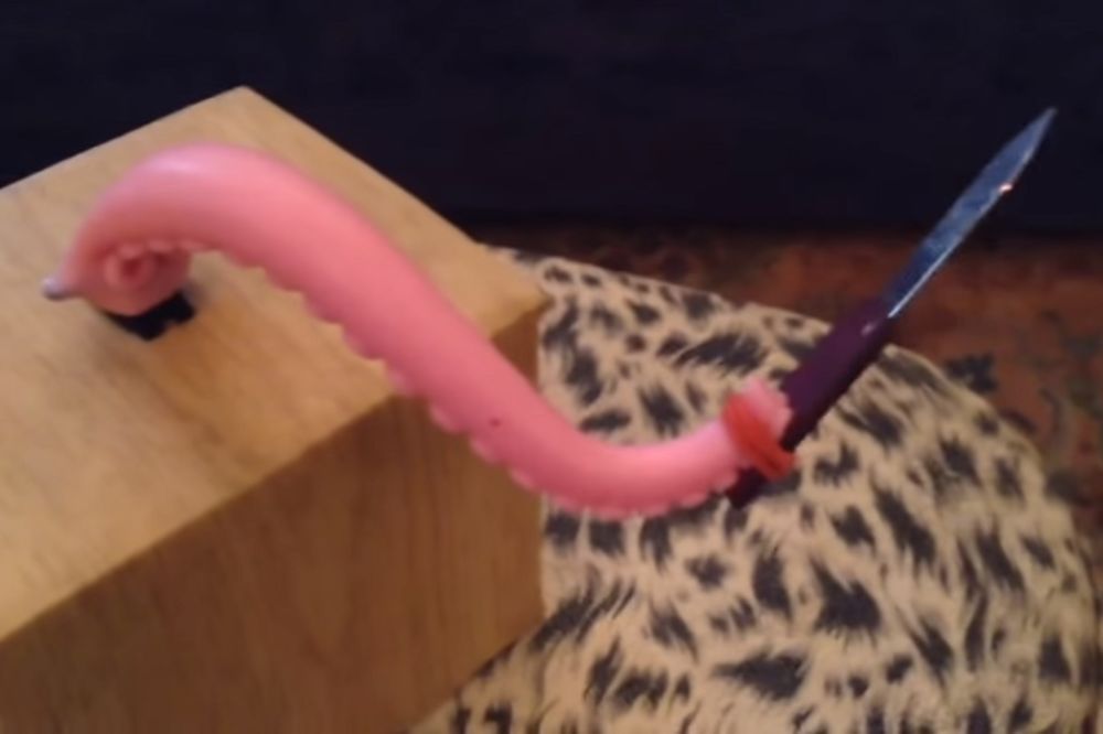 Čik ako smete! Da li biste prišli da isključite ovu otkačenu igračku? (VIDEO)