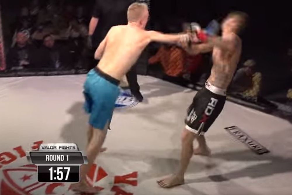 Umalo da mu vrati izbijeni zub u usta: Nokaut kakav nije viđen u oktagonu! (VIDEO)