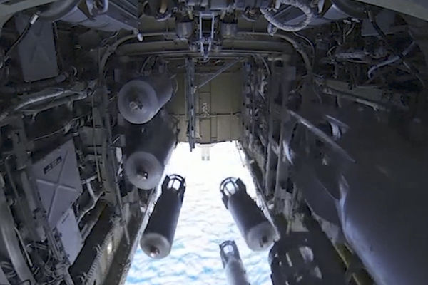 Kada Rus bije: Putinova avio flota pogodila 472 teroristička objekta! (VIDEO)