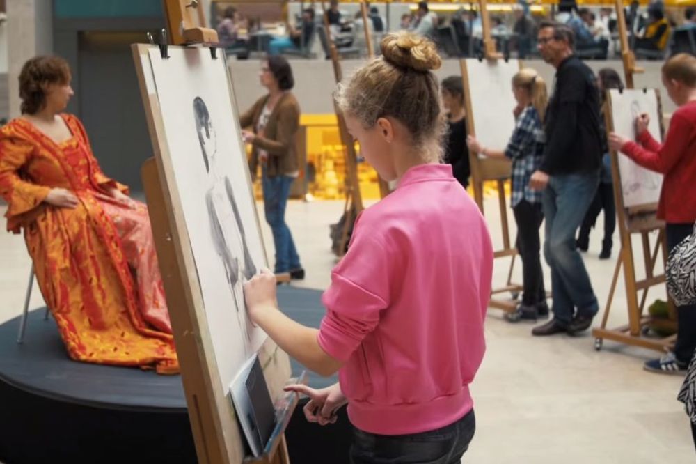 Iskuliraj telefon, ortak: Bolje nam nacrtaj nešto, kad si već u muzeju!  (FOTO)