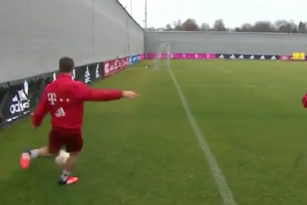 Ćabi Alonso kao od šale postigao sjajan pogodak na treningu, saigrači u neverici! (VIDEO)