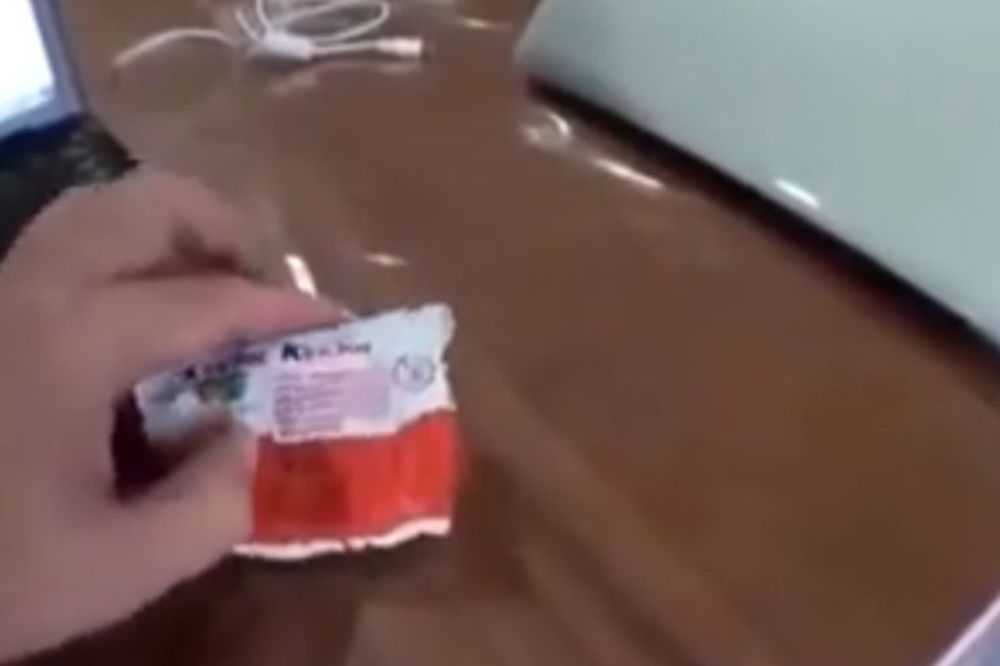 Kinder mućak: Mukica, ćale se okrutno poigrao ovim klincem! (VIDEO)