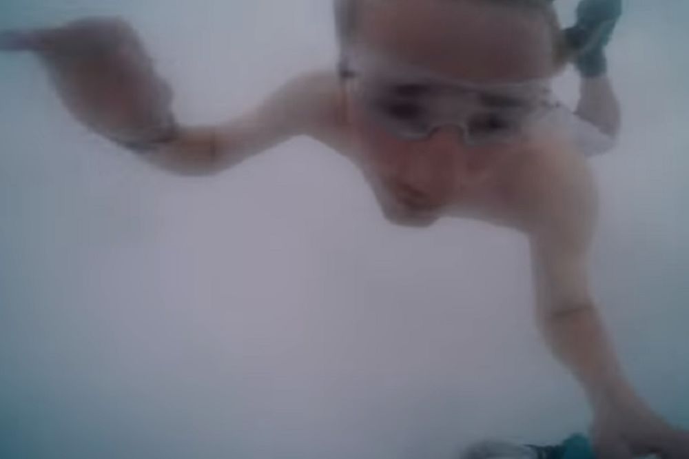 Potpuni i kompletan ludak: Skočio kroz oblake bez padobrana i majice, i pao živ na zemlju! (VIDEO)