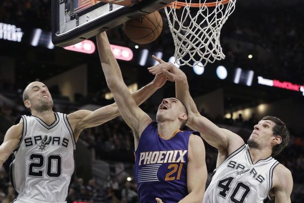 Bobi ćuškom zalepio protivnika za parket, pa izazvao ekstazu brutalnom blokadom! (VIDEO)