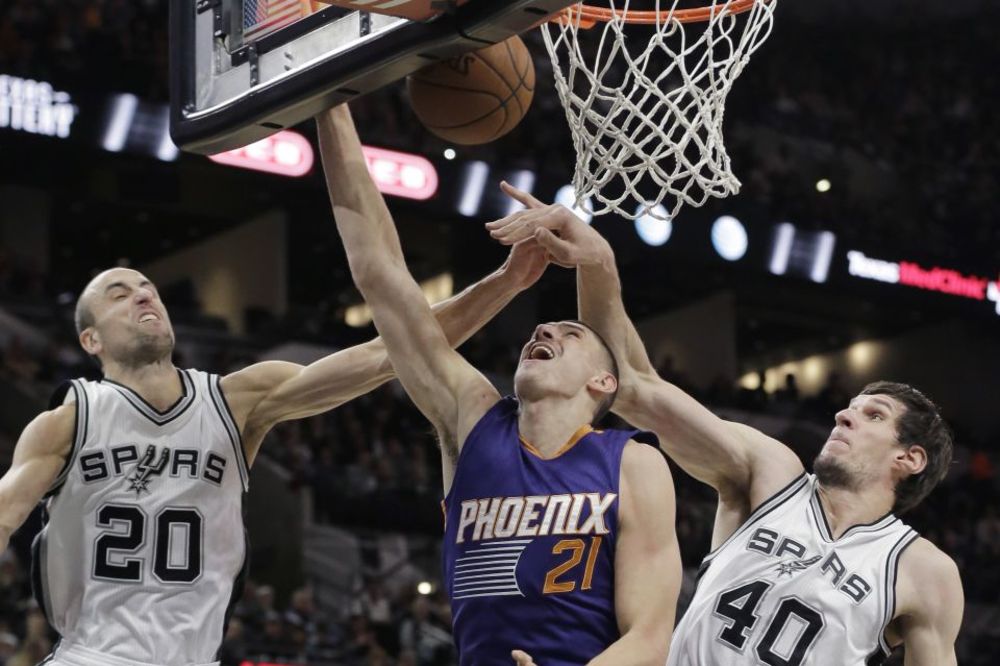 Bobi ćuškom zalepio protivnika za parket, pa izazvao ekstazu brutalnom blokadom! (VIDEO)