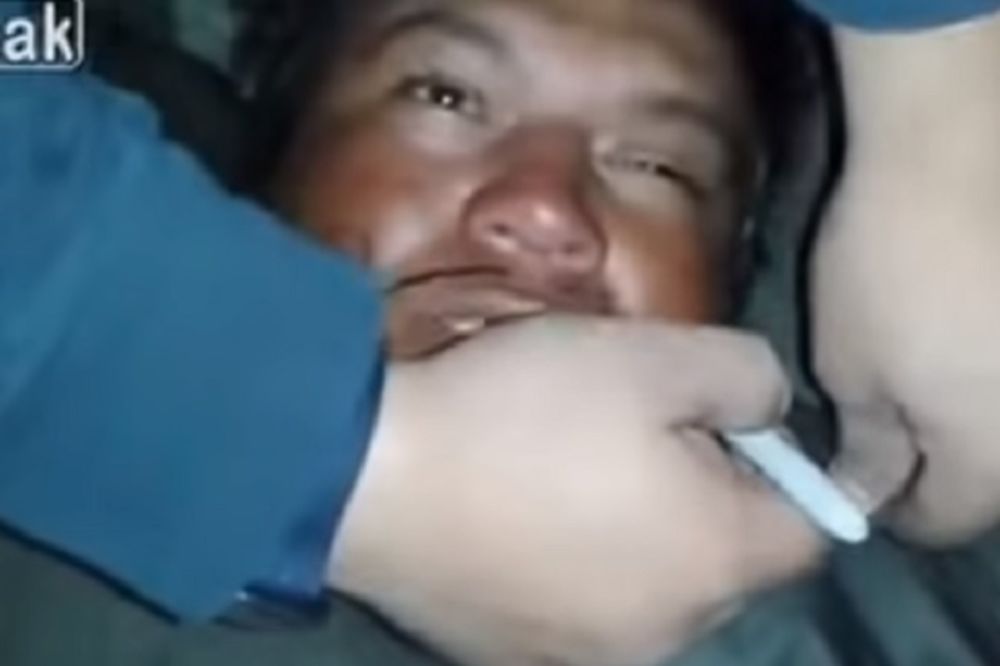 Pronašao druga na ulici odvaljenog od alkohola, pa ga flomasterom još više upropastio! (VIDEO)