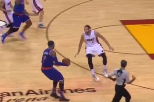 Melo zaigrao kolce: Entoni se malo zaneo pa napravio osam koraka pre šuta! (VIDEO)