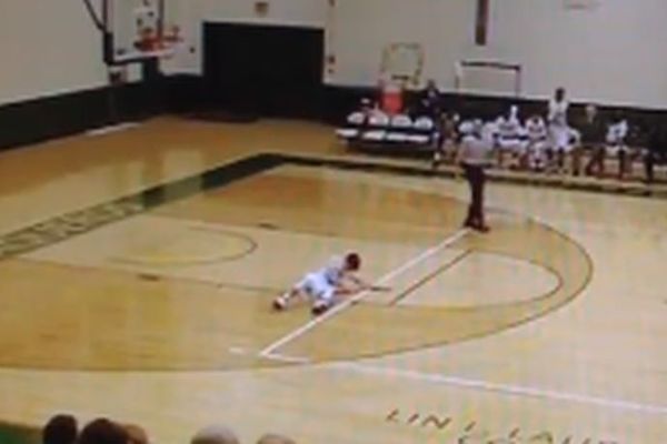 Klinac - junak: Uz žestoke bolove i hramljući po terenu pogodio trojku za pobedu! (VIDEO)