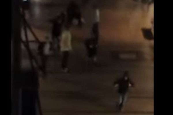 Snimak tuče Delija i navijača Radničkog posle meča u Nišu! (VIDEO)