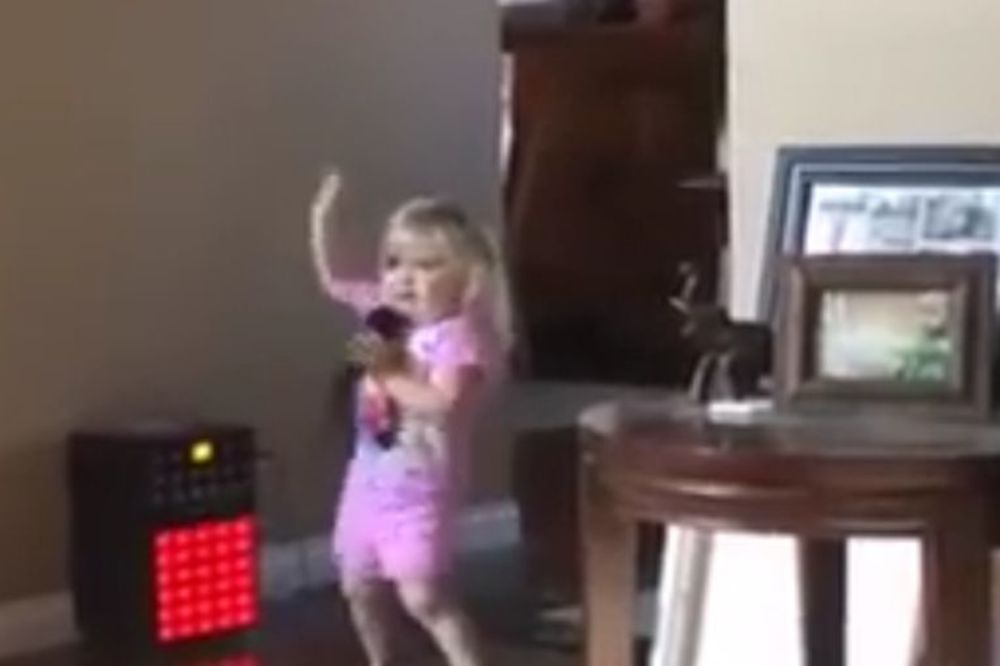 Čekajući Deda Mraza: Klinka pokidala, ali p-o-k-i-d-a-l-a koreografiju! (VIDEO)