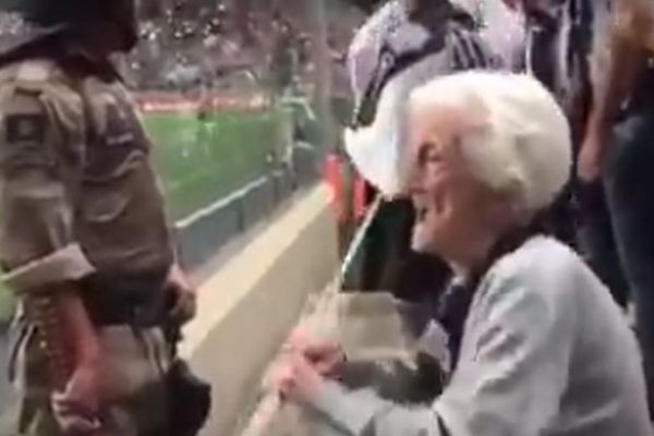 Ova Baka je objasnila kako se voli klub: Ima 91 godinu, ali ne propušta nijedan meč! (VIDEO)