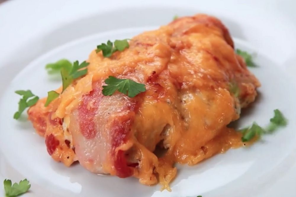 Piletina sa slaninicom: Dobro zvuči, još bolje miriše (RECEPT) (VIDEO)