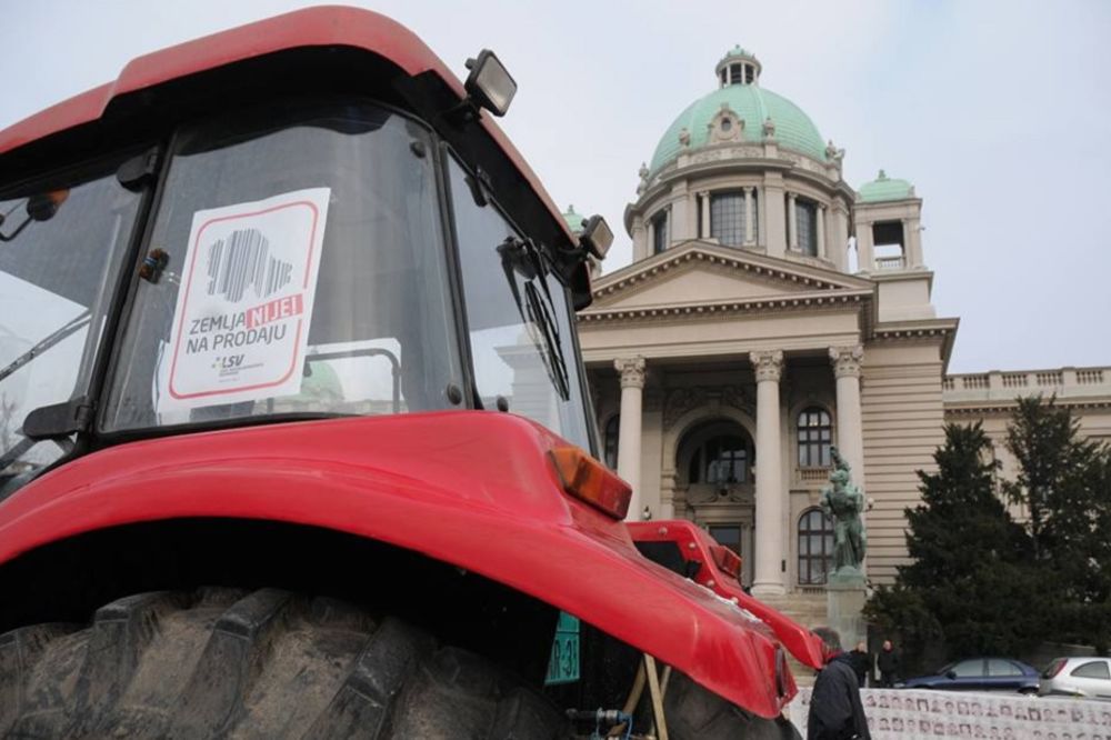 Traktorima na Skupštinu: Poljoprivrednici stigli pred poslanike (FOTO)