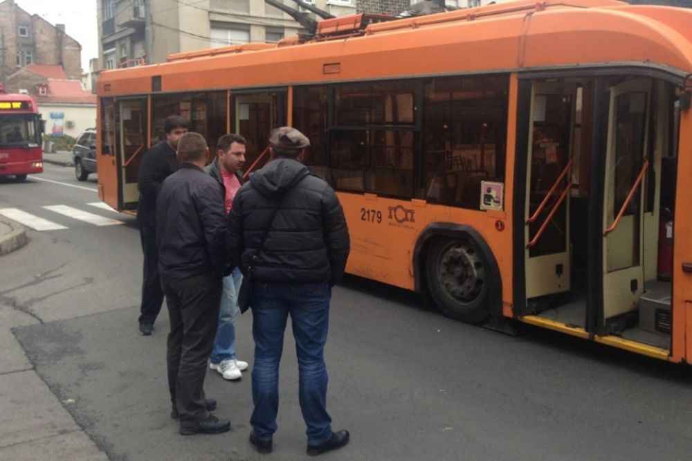 Vozač trole udario ženu na pešačkom prelazu! (FOTO)