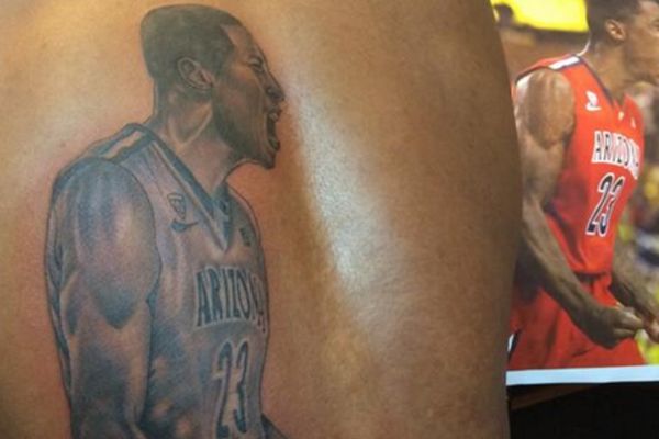 Ja volim samo sebe: NBA košarkaš istetovirao svoj lik na leđima! (FOTO)