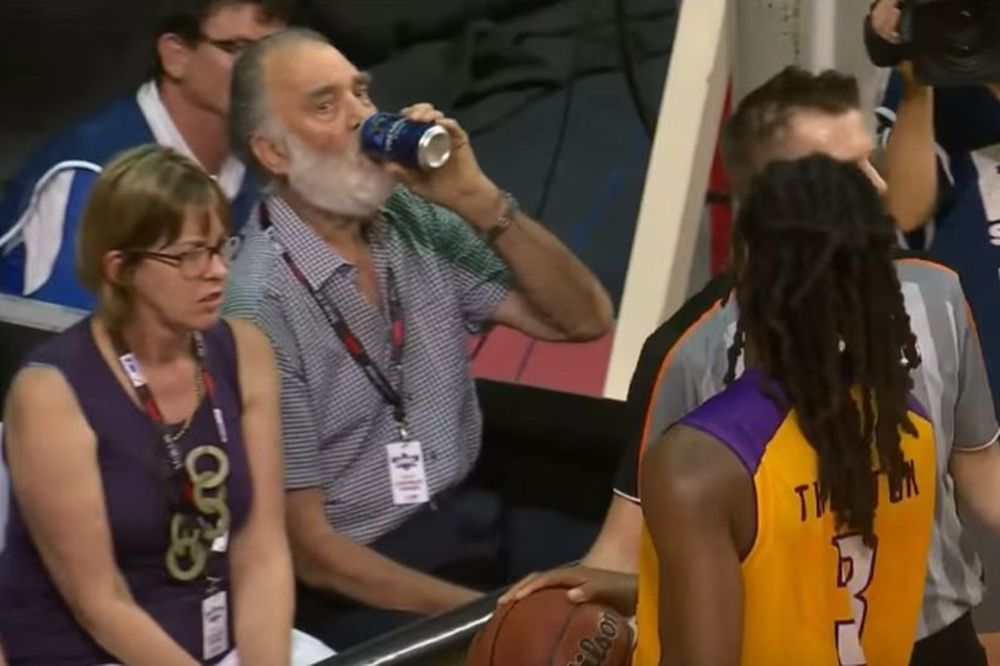 Polio košarkaša pivom u sred utakmice i mislio da ga niko ne vidi! (VIDEO)