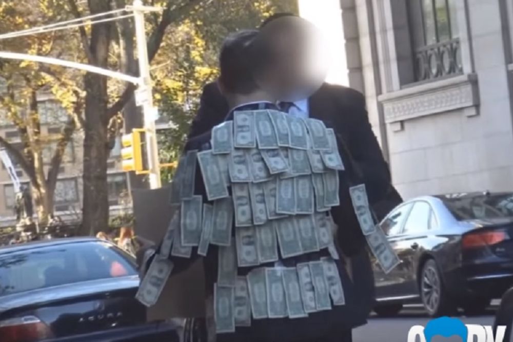 Oblepio se novčanicama i stao na ulicu: Šta mislite, ko je razgrabio pare? (VIDEO)