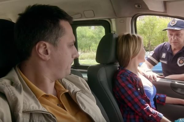 Zna znanje! Anđelka pokazala policajcu grudi da joj ne napiše kaznu! (FOTO) (VIDEO)