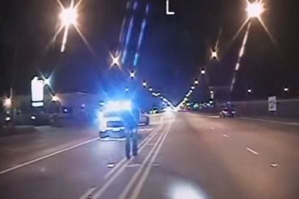 Američki policajac streljao crnog dečaka na ulici! (UZNEMIRUJUĆI VIDEO)