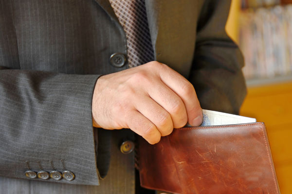 Gde je naših 800 dinara? Plate sve manje i manje!