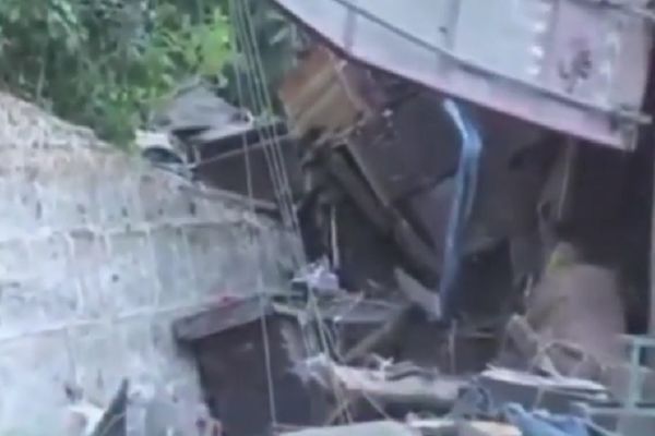 Evo šta se desi kad se prevrne pun kamion s pčelama na auto-putu! (VIDEO)