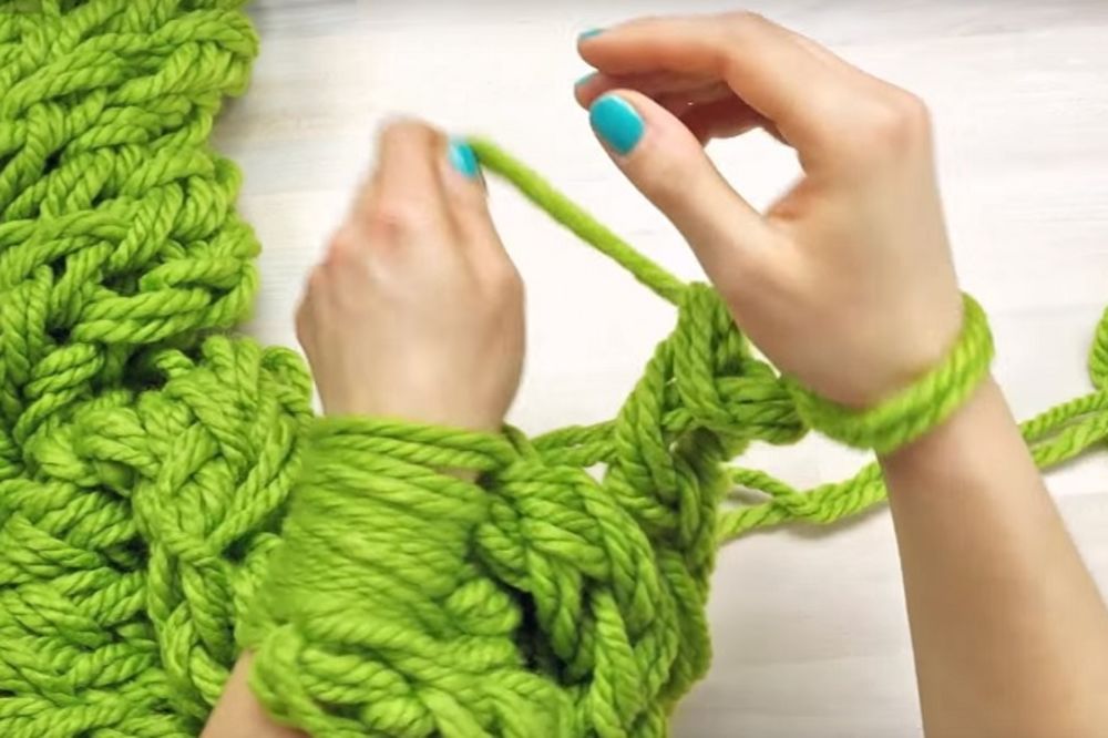 Najmekši šal se pravi za samo 30 minuta, i to bez igala  (VIDEO)