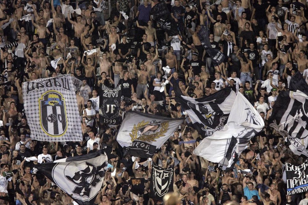 Kroz četvrt Crvenih fenjera u Amsterdamu odjekivalo: Beogradski Partizan najbolji je tim! (VIDEO)