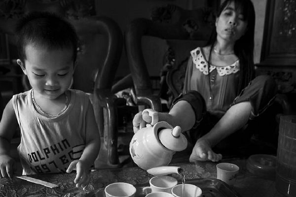 Devojčica bez obe ruke čisti, pere, kuva i brine o malom rođaku! (FOTO)