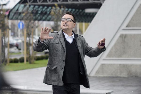 Brčići kao da je porno glumac i roze sako: 8 urnebesnih Kebinih fotki iz 90-ih! (FOTO) (VIDEO)