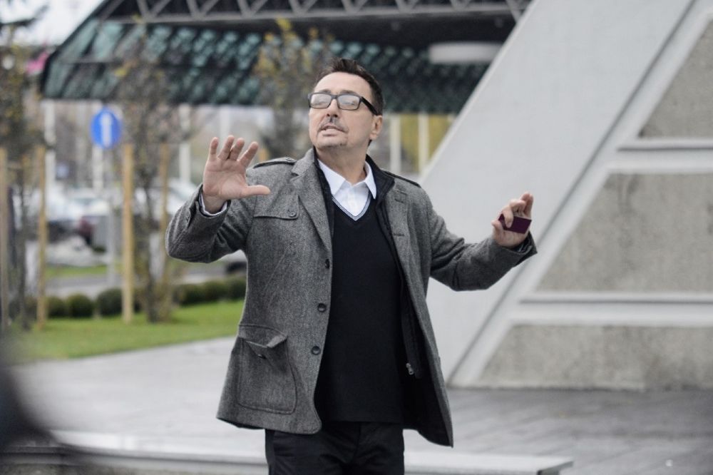 Brčići kao da je porno glumac i roze sako: 8 urnebesnih Kebinih fotki iz 90-ih! (FOTO) (VIDEO)