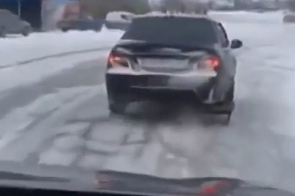 Nije hteo da iskešira zimske gume, pa je smislio savršeno rešenje za vožnju po snegu! (VIDEO)