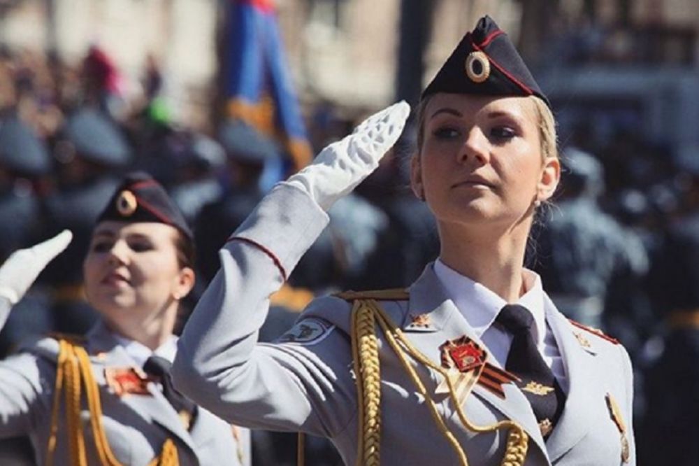 Blago Putinu kad ga ovakve lepotice čuvaju: Ovo su žene bez kojih ruski predsednik ne može! (FOTO)