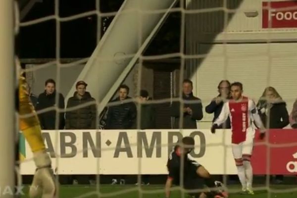Ole! Kakva finta fudbalera Ajaksa, da padneš na du*e! (VIDEO)