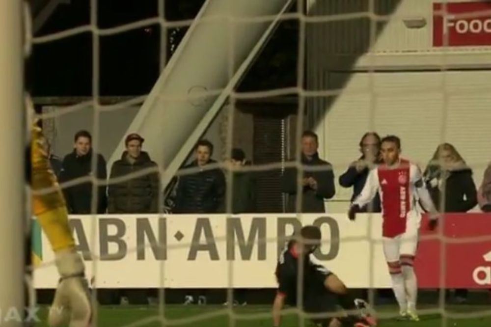 Ole! Kakva finta fudbalera Ajaksa, da padneš na du*e! (VIDEO)